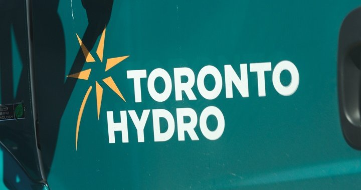Говорител на Toronto Hydro казва, че 2500 души са останали