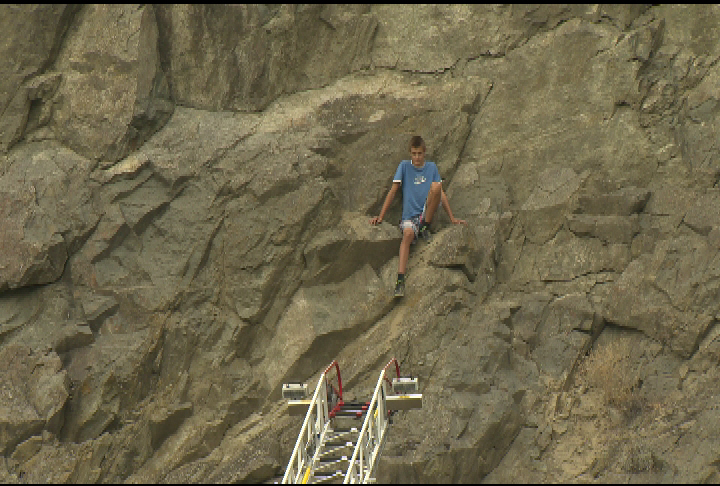 Teen rescued from Knox Mountain - image