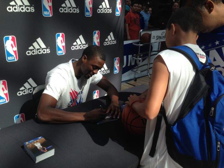 Harrison Barnes signs autographs at Fairview Pointe-Claire.