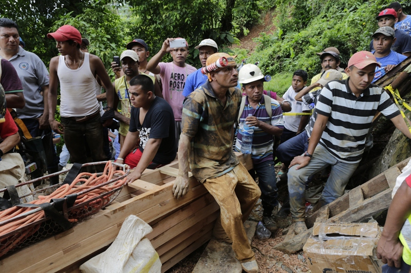 Relatives, friends and fellow miners wait as rescuers try to reach a group of miners trapped in a gold mine in the community of El Comal, near Bonanza in northeastern Nicaragua, on August 29, 2014. AFP PHOTO/ Inti OCON.