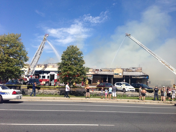 Firefighters at Med Pizza in Mont-Saint-Hilaire