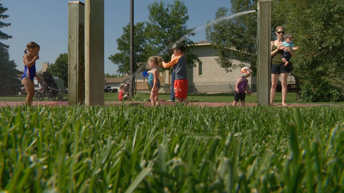 Regina residents try to beat the heat amid scorching temperatures - image