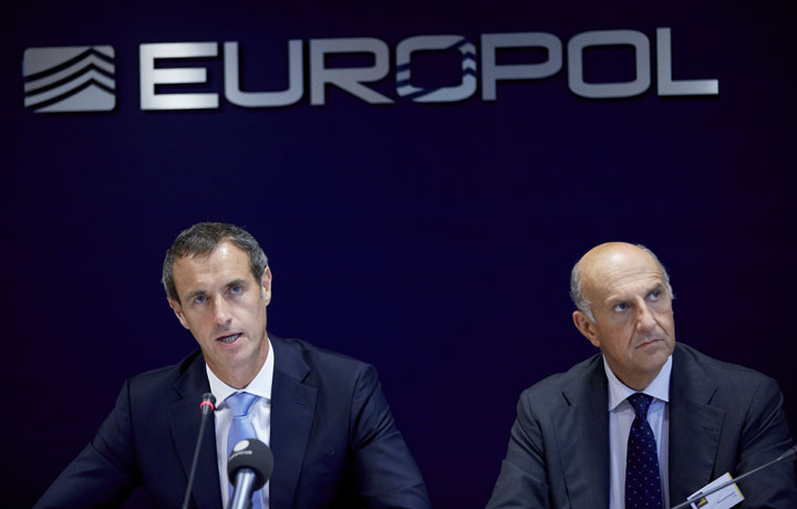 Europol director Rob Wainwright (L) and and Italian national police chief Alessandro Pansa give a press conference on September 24, 2014 at Europol headquarters in The Hague.
