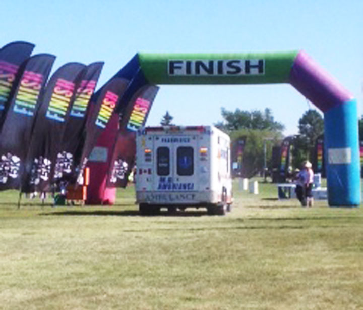 Saskatoon paramedics went above and beyond to help an injured runner cross the finish line in Diefenbaker Park.