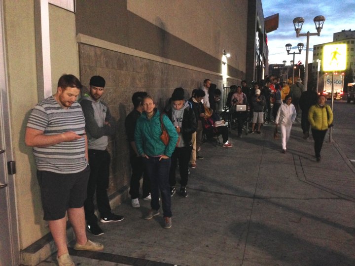 Hundreds line up outside Calgary Apple store awaiting iPhone 6 release Calgary Globalnews.ca