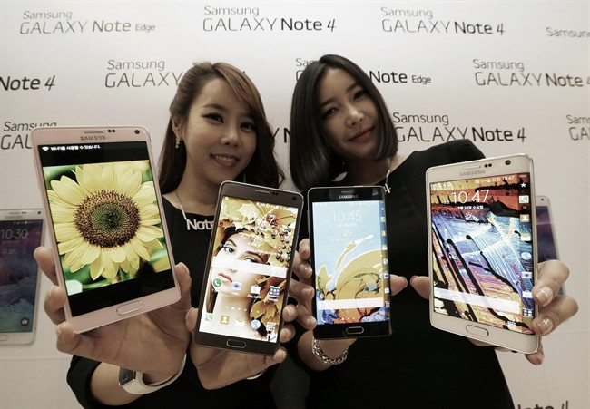 Models pose with Samsung Electronics Co.'s latest Galaxy Note 4 and Galaxy Note Edge smartphones as they are unveiled in Seoul, South Korea, Wednesday, Sept. 23, 2014.