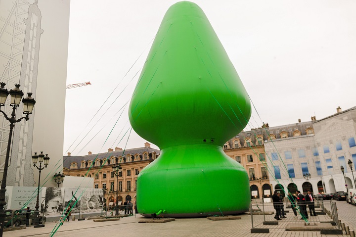 A picture taken on October 17, 2014 shows a 24-meter-high inflatable sculpture, called Tree, by US artist Paul McCarthy on the Place Vendome in Paris.