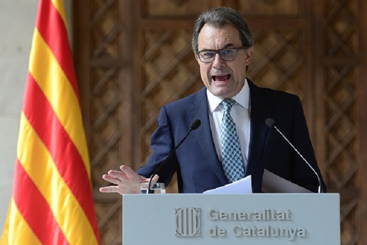President of the Catalonian regional government Artur Mas gives a press conference at the Generalitat of Catalonia in Barcelona on October 14, 2014. Catalonia leader vows to hold independence vote in new form on Nov 9, 2014. The Catalan government on October 13, 2014 decided not to push ahead with a contested independence referendum planned for November 9 and considered unconstitutional by Madrid, a regional party leader said. 