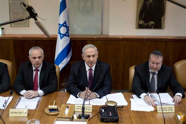 Israel's Prime Minister Benjamin Netanyahu, center, chairs the weekly cabinet meeting in Jerusalem, Sunday, Oct. 26, 2014.