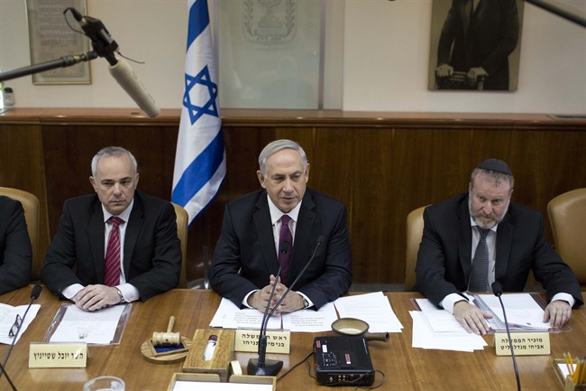 Israel's Prime Minister Benjamin Netanyahu, center, chairs the weekly cabinet meeting in Jerusalem, Sunday, Oct. 26, 2014.