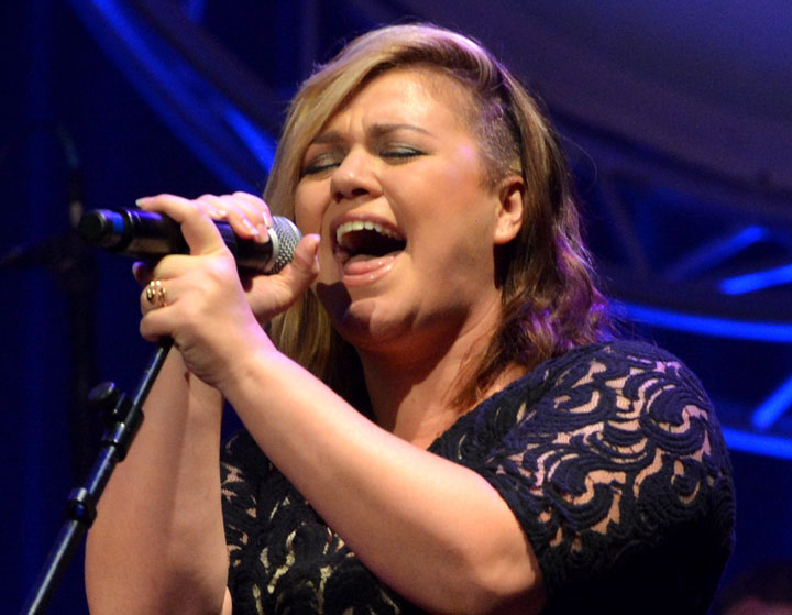 Kelly Clarkson’s baby makes Canadian debut in Montreal - Montreal ...