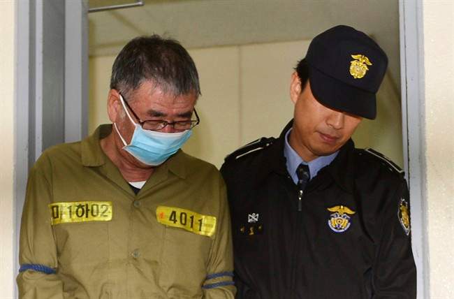 Lee Joon-seok, the captain of the sunken South Korean ferry Sewol, left, arrives at Gwangju District Court in Gwangju, South Korea, Monday, Oct. 27, 2014. 