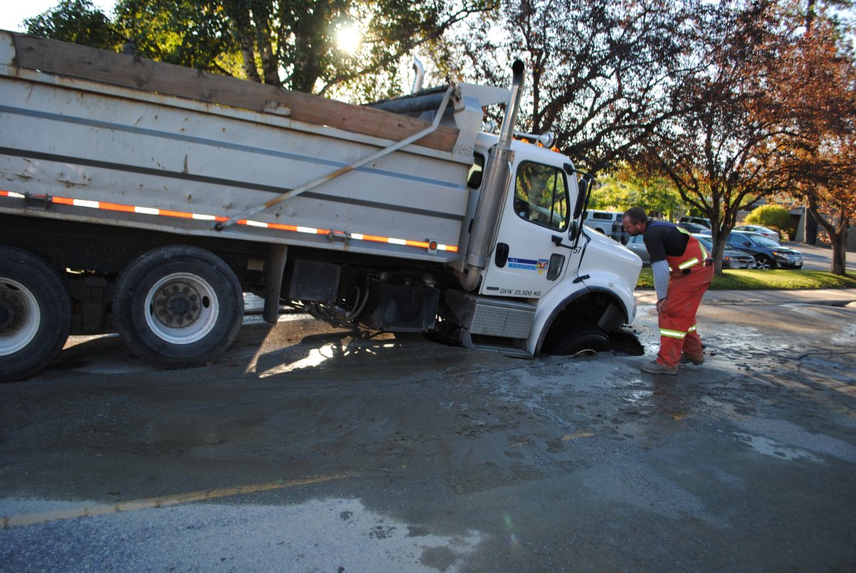 Vernon truck falls into sinkhole Globalnews.ca