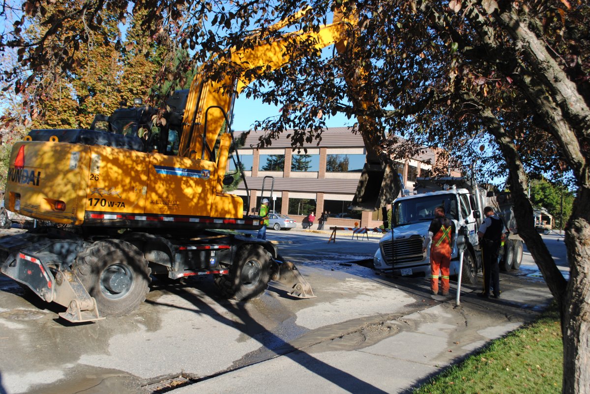 Vernon truck falls into sinkhole Globalnews.ca