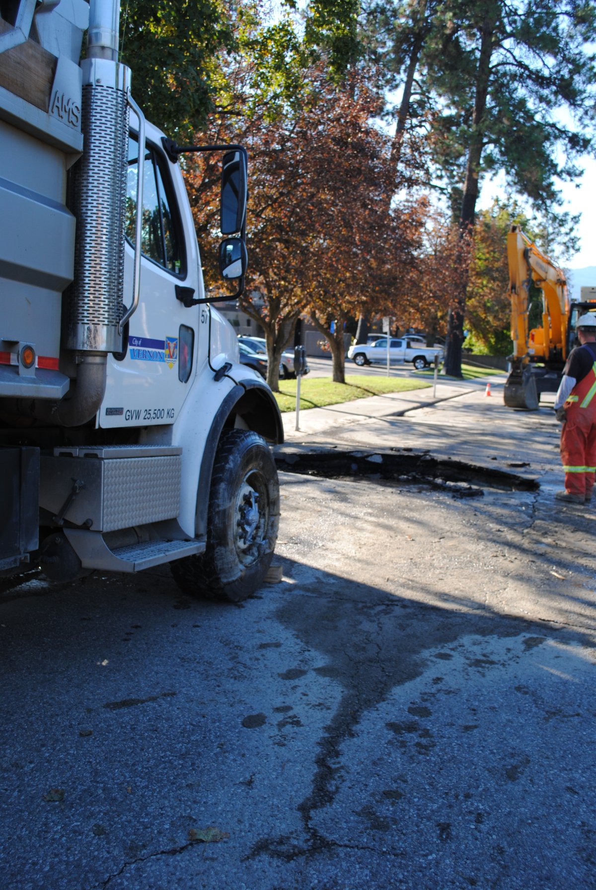 Vernon truck falls into sinkhole Globalnews.ca