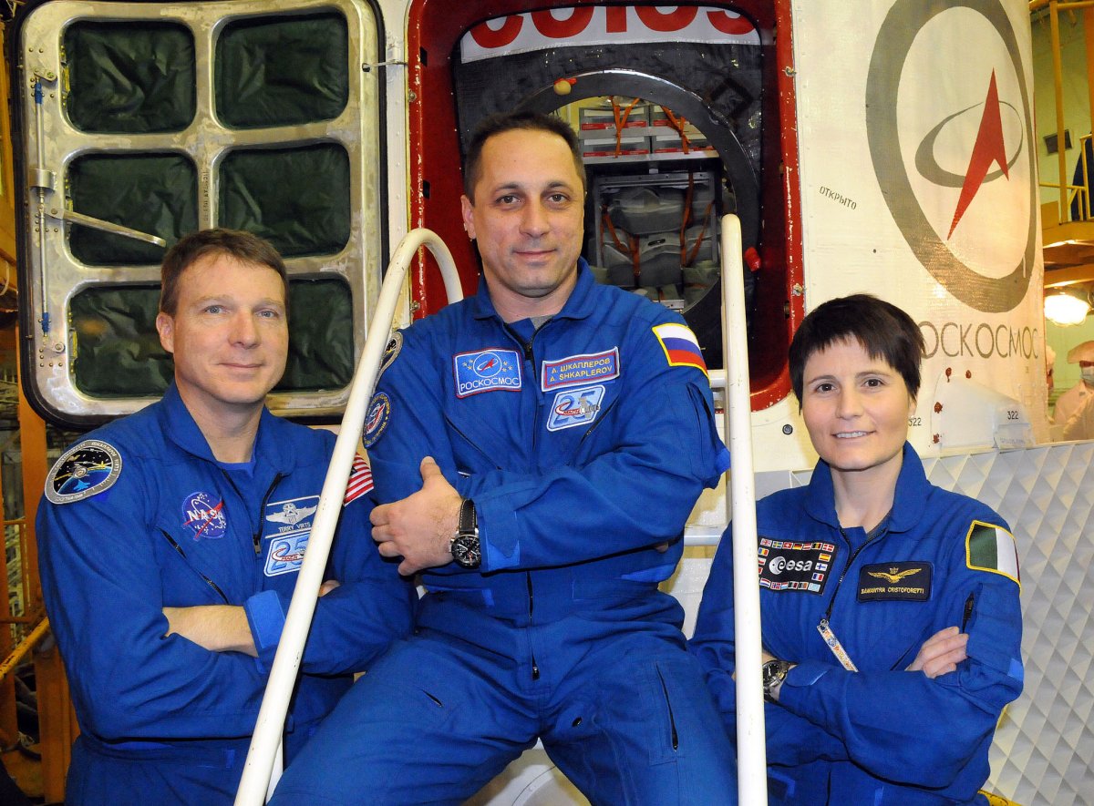 Expedition 42/43 crewmembers Terry Virts of NASA (left), Anton Shkaplerov of the Russian Federal Space Agency (Roscosmos, centre) and Samantha Cristoforetti of the European Space Agency (right) .