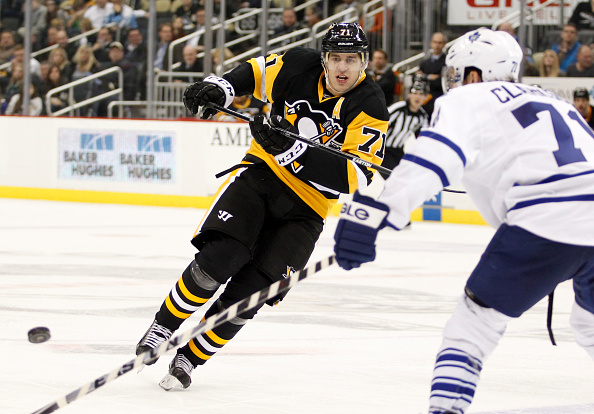 Evgeni Malkin #71 of the Pittsburgh Penguins makes a pass during the game against the Toronto Maple Leafs at Consol Energy Center on November 26, 2014 in Pittsburgh, Pennsylvania.
