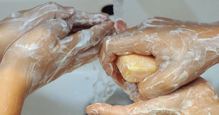 Чем отмыть руки от грязи. Мыло для рук. Мытье рук. Мытье рук с мылом. Мыльные руки.
