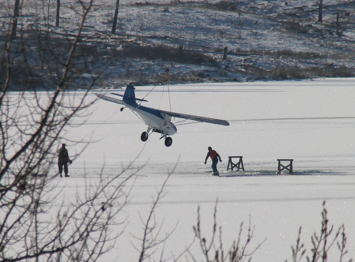 Helicopter rescues plane out of frozen lake in the Cariboo - image