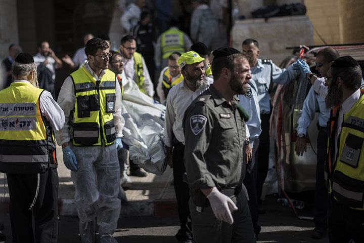 Israeli emergency personnel take out a body of an Israeli man outside a synagogue on November 18, 2014 in Jerusalem. (Ilia Yefimovich/Getty Images)