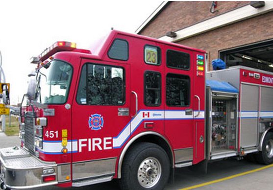 Пожарно спасителните служби на Едмънтън EFRS съобщиха че две къщи в