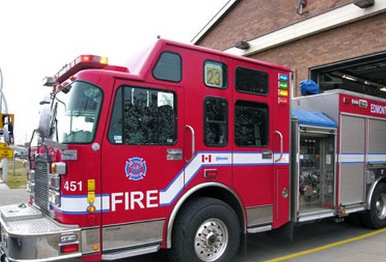 Пожарно-спасителните служби на Едмънтън (EFRS) съобщиха, че две къщи в