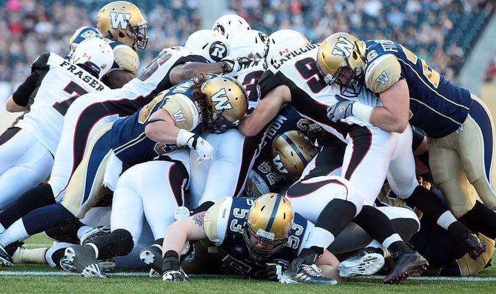 Patrick Neufeld (53), here against the Ottawa RedBlacks, has extended his contract with the Winnipeg Blue Bombers to 2017.