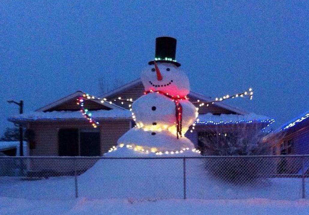 Fort Nelson man builds 20 foot tall snowman - image