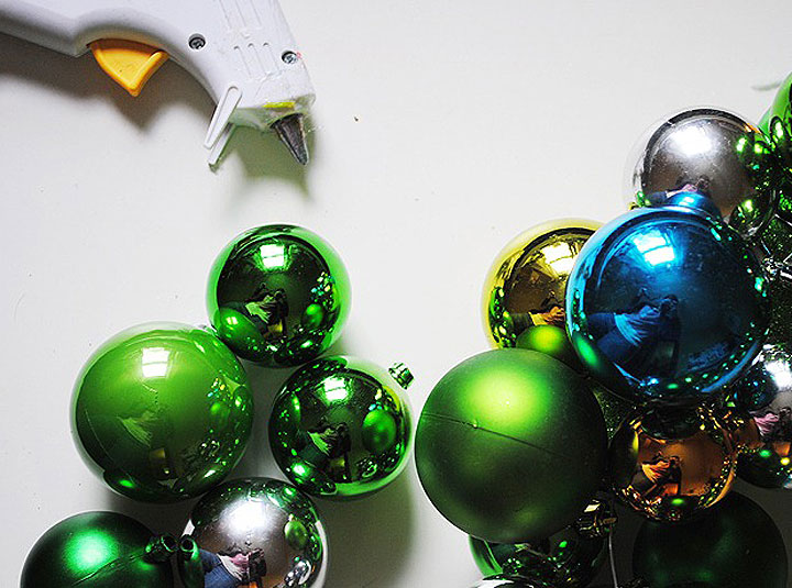 With a little DIY know-how, old Christmas tree balls, wire and hot glue, you can make your own festive wreath.