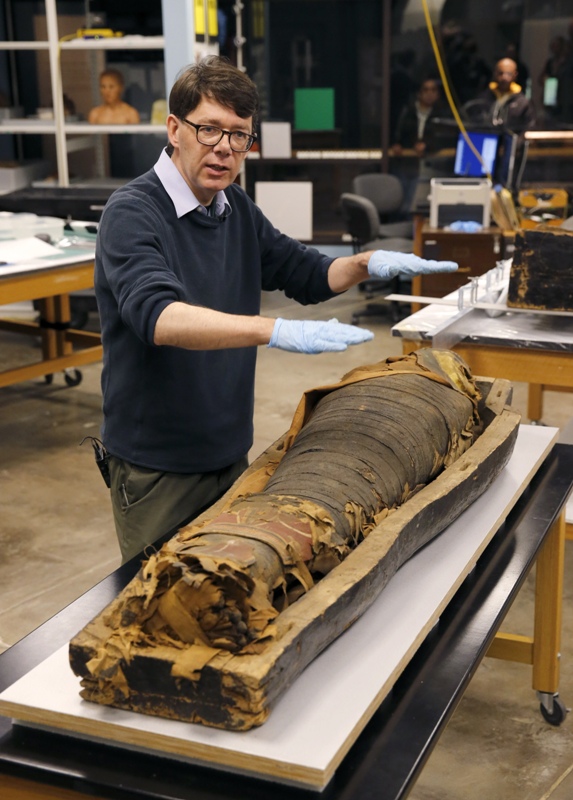 U.S. scientists open coffin containing 2,500-year-old Egyptian