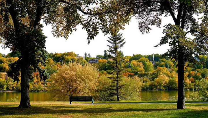 Sept 23: Fall colours along the South Saskatchewan was taken by Lola Poncelet in Saskatoon.