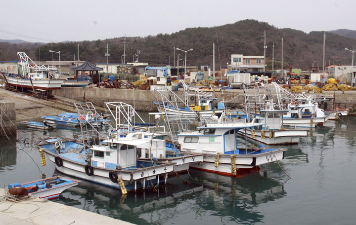 South Korean fishing boats gather at a port on Baengnyeong Island, South Korea, in this Monday, March 31, 2014 file photo. 