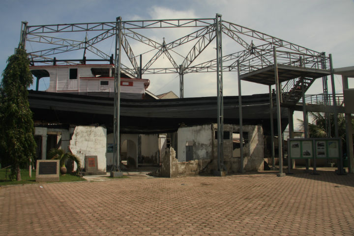 A large fishing boat, washed inland when a tsunami wave crashed ashore in Banda Aceh, Indonesia became a refuge for 59 survivors of the Dec. 26, 2004 disaster.  (File photo, 2013).