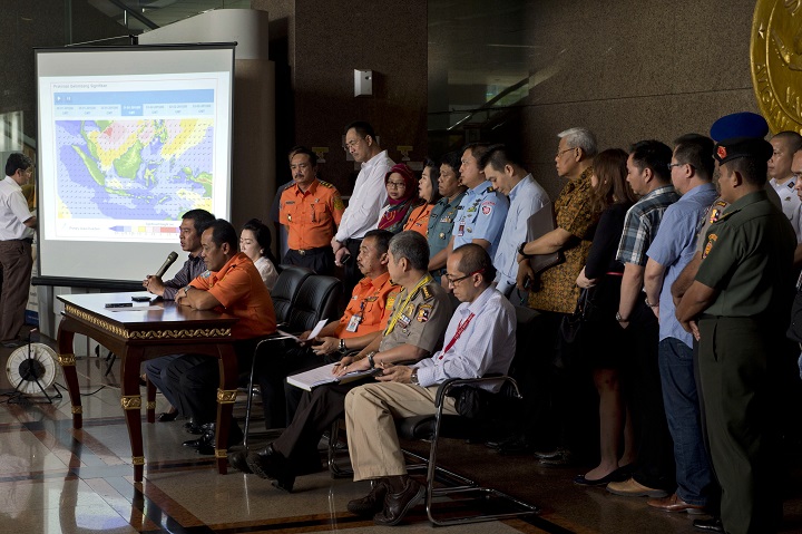 Lukas Joko (1L), a brother of a missing passenger of AirAsia plane crash speaks to journalists beside Indonesia's National Search and Rescue Agency chief Bambang Soelistyo, (2L) during a press conference joined by government rescue officials and relatives of victims in Jakarta on January 28, 2015. 