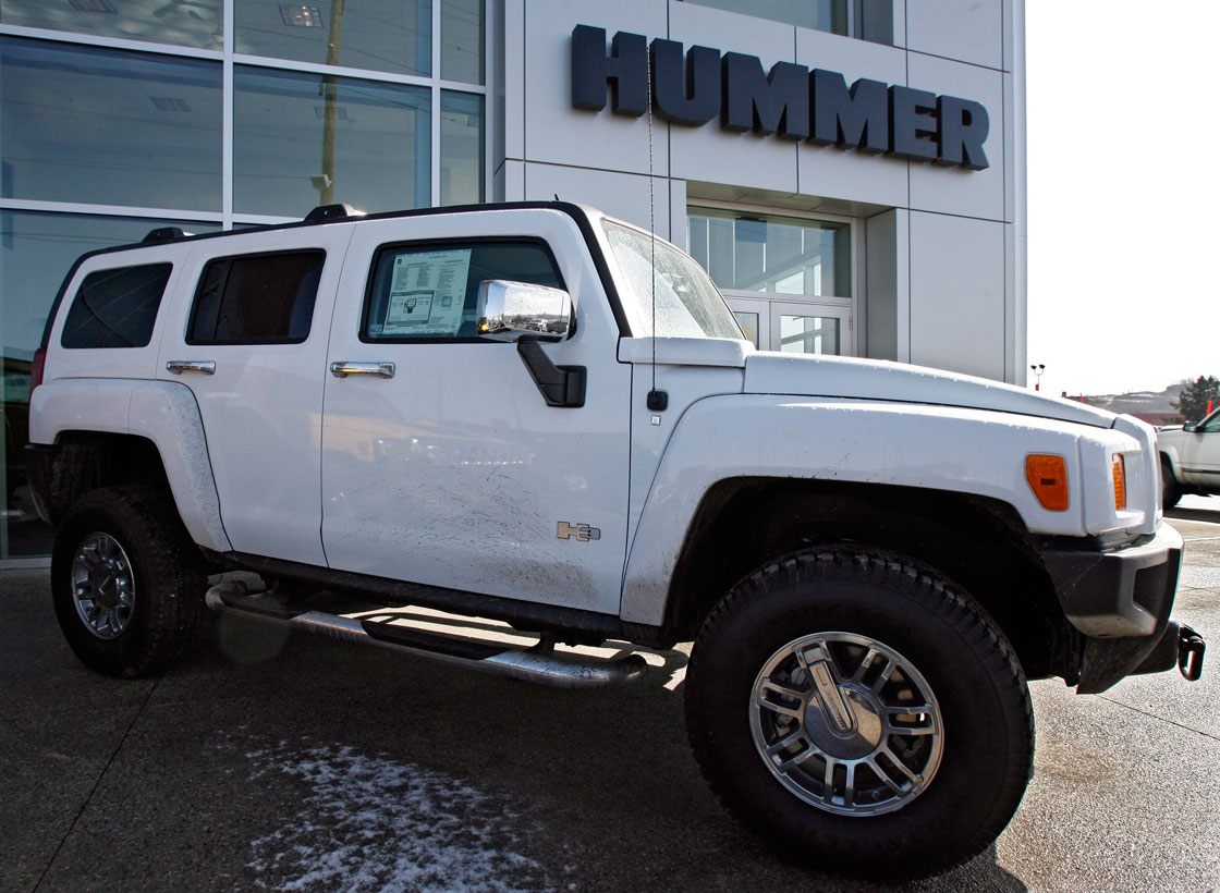 A Hummer sits at a Calgary dealership, Tuesday, March 20, 2007. Federal taxes on gas-guzzlers and rebates on fuel-efficient vehicles announced in Monday’s federal budget present an array of choices for Canadian car buyers out looking at new vehicles. According to budget documents, the tax measures don’t apply to vehicles that were sitting in dealer lots before the budget, so quick buys will avoid the tax until the older vehicles are sold. (CP PHOTO/Jeff McIntosh) CANADA