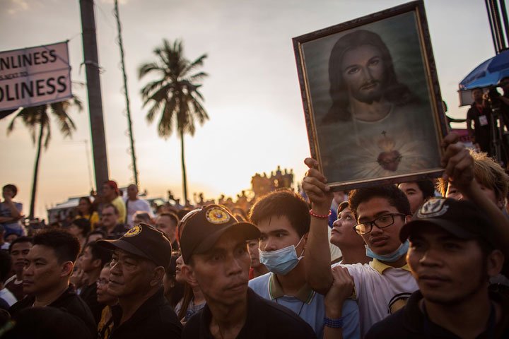 The faithful gather in the Malate area for the arrival of Pope Francis on January 15, 2015 in Manila, Philippines.