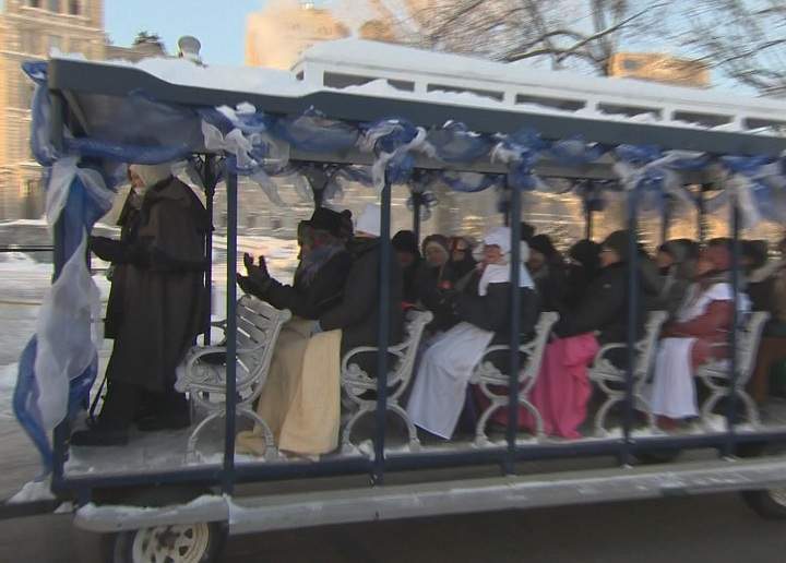 With horse carriages, top hats and long dresses, teachers demonstrated in Quebec City streets on January 14, 2015 to show how government cuts are taking back the profession 100 years.