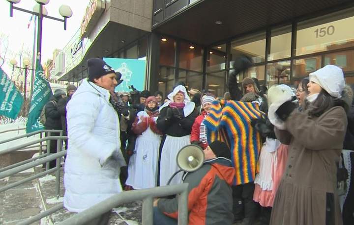 With horse carriages, top hats and long dresses, teachers demonstrated in Quebec City streets on January 14, 2015 to show how government cuts are taking back the profession 100 years.