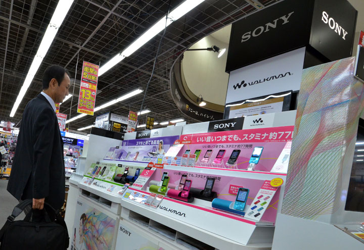 Sony Corp. is closing all of its stores across Canada.