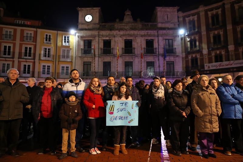 People hold placards reading in French ‘I am Charlie’ on the main square in central Burgos on January 11, 2015 during a public show of solidarity and to protest against three days of bloodshed triggered by an attack on French satirical weekly Charlie Hebdo that left 12 dead.