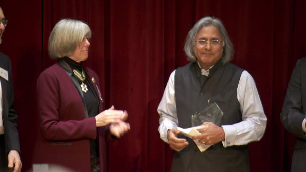 Ujjal Dosanjh receiving an award from the Wallenberg-Sugihara Civil Courage Society on January 18, 2014.