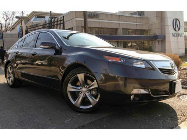 A photo of an Acura sedan similar to that used in the hit-and-run