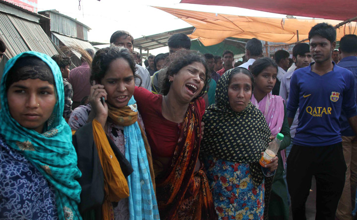 Bangladesh relatives cry as they mourn the death of ferry accident victims at Manikganj on February 22, 2015.