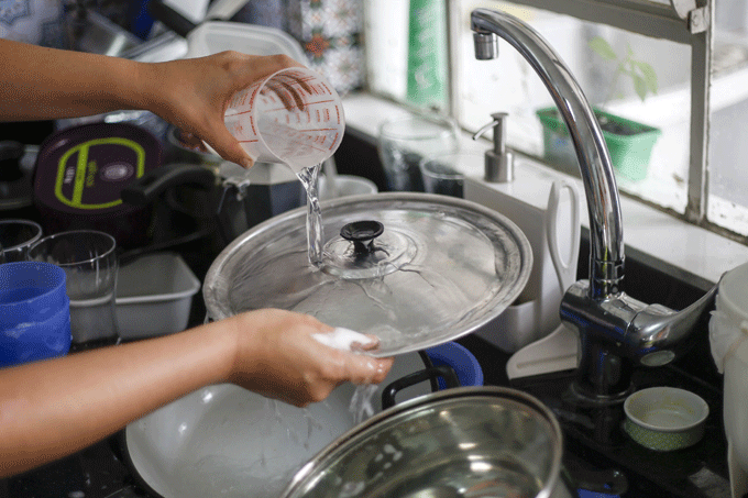 Could your dishwasher increase your child’s risk of developing allergies? Contentious new research out of Sweden suggests that parents are better off hand washing their dirty plates.