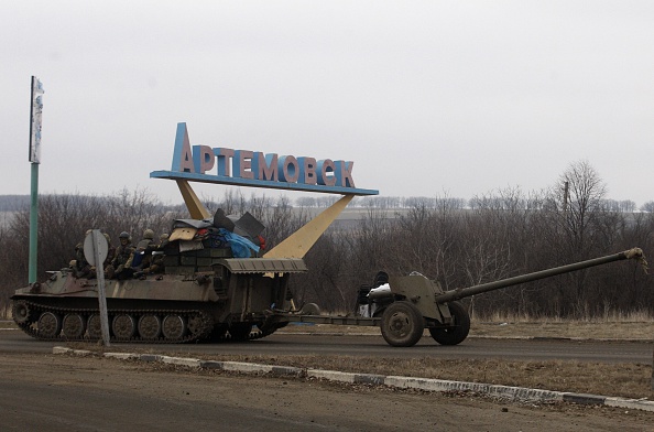 Ukrainian military withdraws heavy weapons from the front line in Artemovsk town, Debaltseve, the east of the country on February 26, 2015 following a peace deal struck in Minsk earlier this month. 