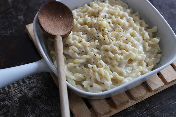 Classic comfort food can be enjoyed all year round. Indulge in creamy mac 'n' cheese with this recipe from Food Network Canada.