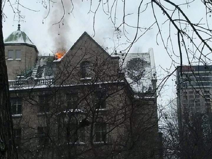 8 dramatic photos from the McGill University residence fire - image