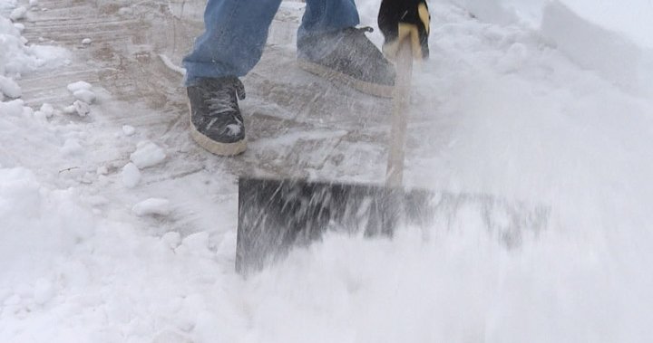 Regina sidewalk shoveling bylaw takes effect Jan. 1