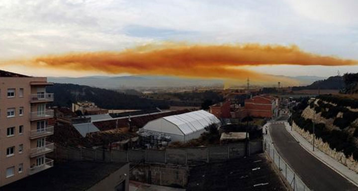 Spanish authorities ordered the residents of five northeastern towns to stay indoors for some two hours Thursday after a chemical explosion at a warehouse spread a large, orange toxic cloud over the area.
