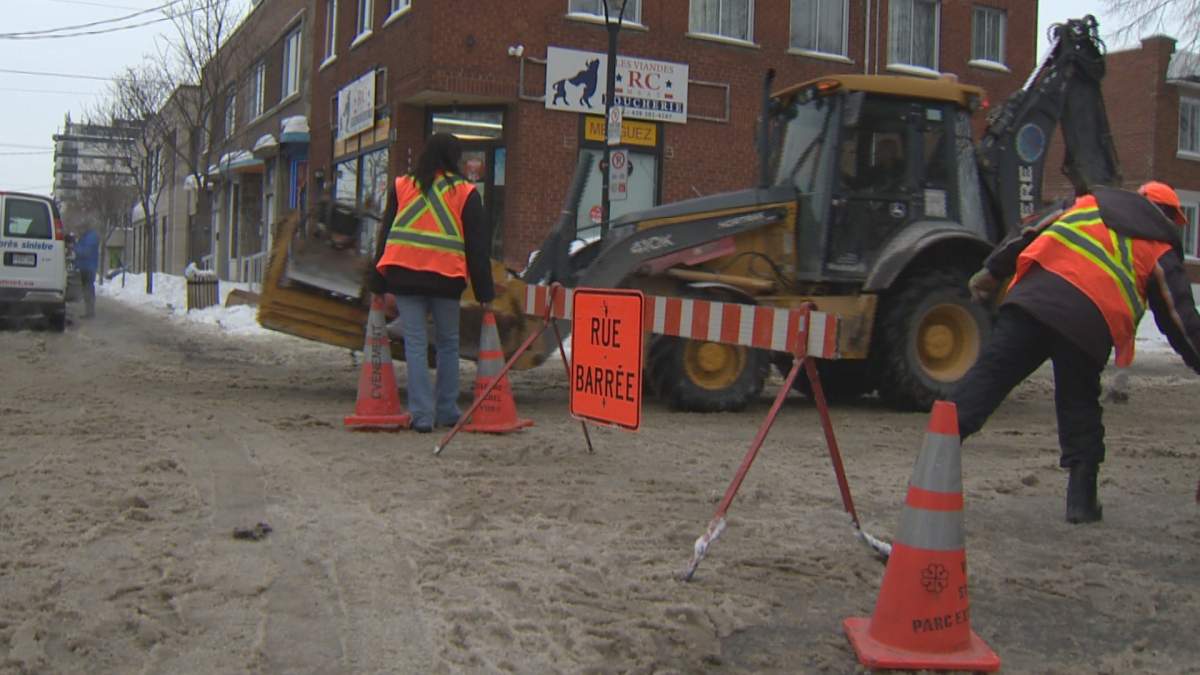 Police have closed Papineau Avenue, between L-O David and Jean Talon streets. Marquette and Everett streets are also closed.